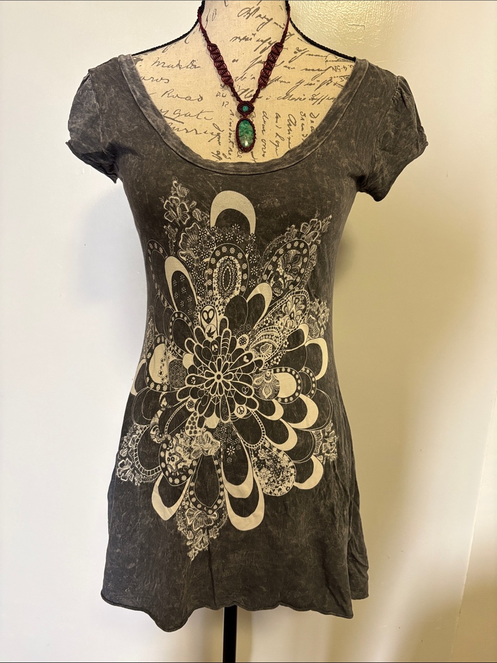 Romeo & Juliet Couture *Women’s Gray Scoop Neck Floral Graphic Tee